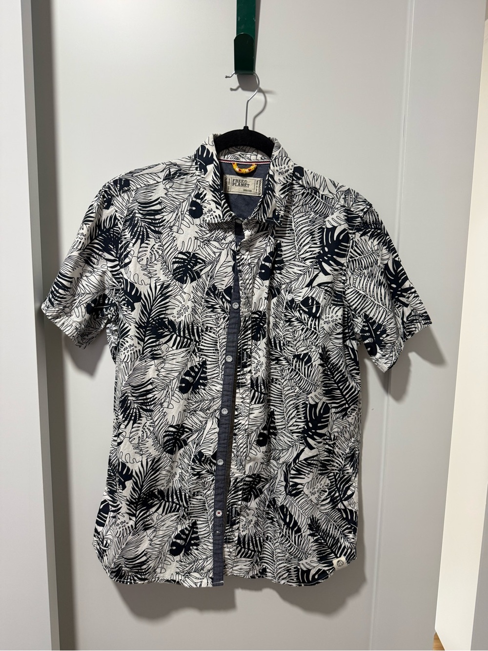 Free Planet Men's Short-Sleeve Leaf Print Button-Down - Navy & White